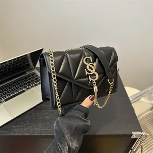Schwarze gesteppte Leder-Umhängetasche mit goldener Kette und elegantem Quasten-Detail