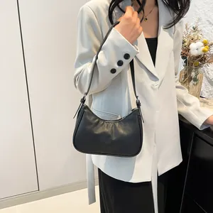 Minimalistische schwarze Schultertasche aus mattem PU-Leder für Damen mit Reißverschluss