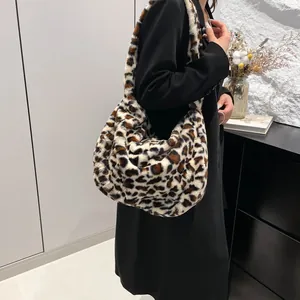 Sac à épaule en peluche léopard, texture douce et grande capacité pour un style d'hiver