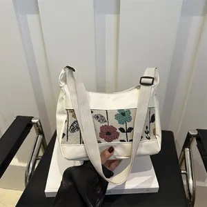 Stijlvolle schoudertas met bloemenpatchwork van wit PU-leer en verstelbare riem