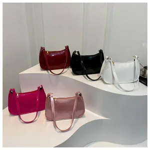 Grupo de bolsos baguette de charol brillante en colores negro, blanco, rojo y rosa