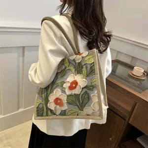 Bolso tote étnico azul con estampado floral al hombro en una habitación de estilo minimalista