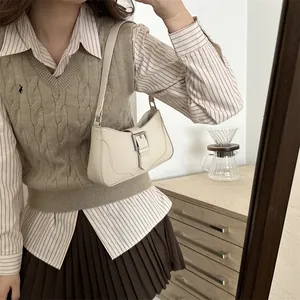 Borsa beige minimalista con fibbia argentata quadrata e tracolla regolabile