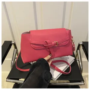 Détail du sac à main en cuir PU rose avec boucle dorée et bandoulière réglable