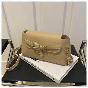 Détail du sac bandoulière en similicuir mat avec boucle dorée et fermeture à rabat chic