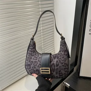 Dunkelgraue Hobo-Tasche mit Leopardenmuster, Gold-Metallschnalle und Lederriemen