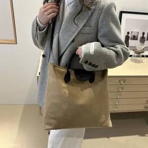 Grand sac fourre-tout en daim minimaliste avec poignées en cuir noir au décor intérieur