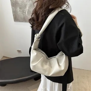 Sac à bandoulière plissé blanc crème en cuir souple avec détails de nœuds élégants