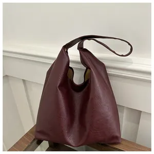 Detaillierte Nahaufnahme der weinroten Hobo-Tasche mit strukturierter Lederoptik