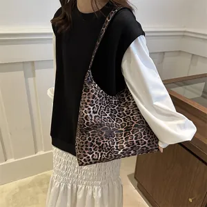 Sac à bandoulière vintage à motif léopard avec design en croissant spacieux pour femmes