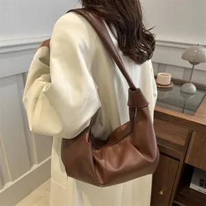 Sac bandoulière marron en cuir litchi avec nœud élégant et design spacieux et souple