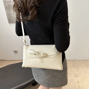 Sac bandoulière blanc crème chic à grande capacité avec boucle décorative en cuir