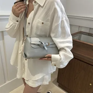Sac à bandoulière argenté grande capacité pour femme avec détails dorés et nœud décoratif