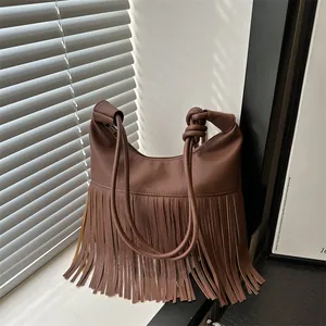 Bolso hobo vintage marrón oscuro con flecos y textura litchi en correa anudada