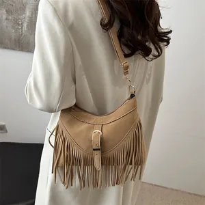 Bolso de media luna color camel con flecos y correa ajustable para mujer a la moda