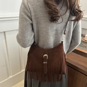 Bolso bandolera de ante marrón con flecos largos y correa vintage para mujer