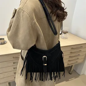 Bolso tote negro con flecos y hebilla dorada estilo bandolera de moda para mujer