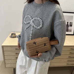 Braune gesteppte Nylon-Clutch mit schwarzer Schleife und passendem Trageband
