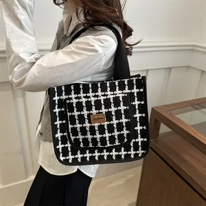 Sac fourre-tout minimaliste en tweed à carreaux noir et blanc avec étiquette en cuir