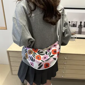 Sac bandoulière demi-lune à imprimé floral avec large sangle réglable et motifs colorés