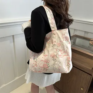 Fashionable floral canvas tote bag with large capacity for daily commuting and leisure use
