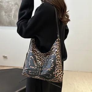 Sac à épaule léopard vintage avec écusson papillon noir et design à lacets