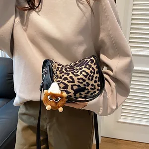 Borsa a tracolla leopardata alla moda con ciondolo di peluche e bordi in pelle nera