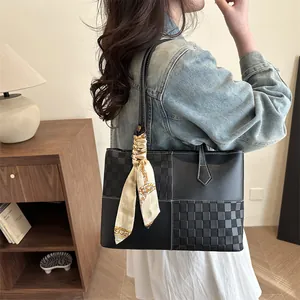 Elegante schwarze gewebte Leder-Tragetasche mit dekorativem Schal für Damen Mode