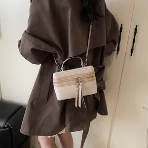 Sac boîte chic en toile et cuir bicolore avec pompons pour épaule ou bandoulière