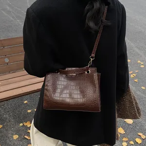 Sac fourre-tout minimaliste marron foncé texture crocodile avec bandoulière pour le quotidien