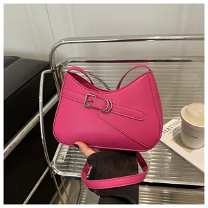 Primer plano del bolso de hombro rosa con hebilla plateada y acabado en cuero PU liso