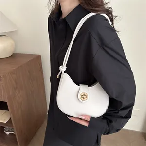Sac demi-lune blanc minimaliste avec serrure dorée et détail de poignée nouée