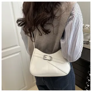 Detalle del elegante bolso de hombro blanco en forma de luna con hebilla de metal
