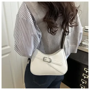 Bolso de hombro minimalista blanco de media luna con hebilla plateada puesto en modelo