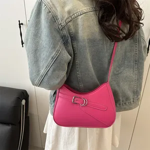 Bolso de hombro rosa fucsia en forma de media luna con hebilla de plata en modelo
