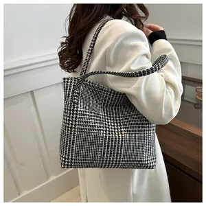 Detailed view of the large-capacity plaid tote bag with classic black and white pattern