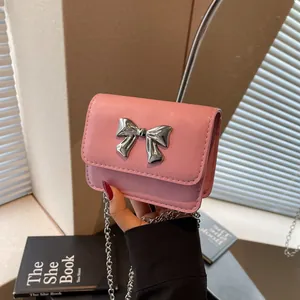 Mini sac bandoulière rose avec nœud argenté et chaîne en métal élégante pour femmes