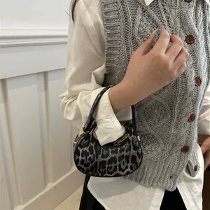 Sac hobo croissant motif léopard de style français avec finitions dorées pour femmes