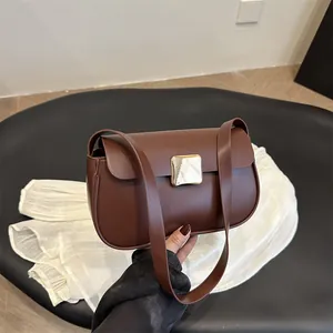 Sac à épaule en cuir mat marron minimaliste avec boucle dorée et doubles bandoulières