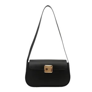 Sac à bandoulière minimaliste en cuir noir mat avec boucle carrée dorée et fond arrondi