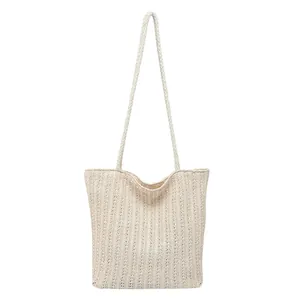 Elegante bolso tote de paja trenzada crema con patrón de ondas y correa de hombro