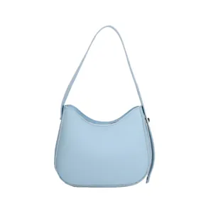 Minimalistische lichtblauwe hobo-tas met gladde lederen afwerking en bijpassende riem