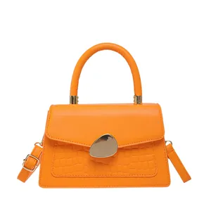 Petit sac carré orange vif en cuir PU avec motif crocodile et détails dorés élégants