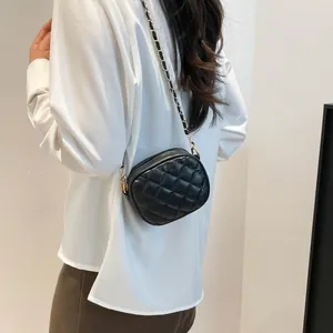 Sac bandoulière matelassé noir élégant avec chaîne dorée et motif à losanges