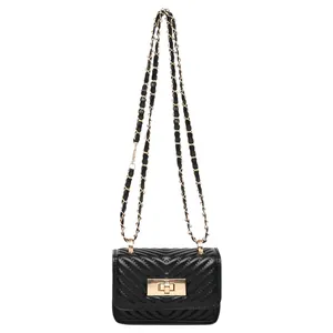 Petit sac carré noir classique avec bandoulière chaîne dorée et matelassage en V