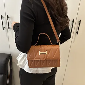 Sac à bandoulière matelassé marron pour femme avec boucle H dorée et poignée élégante