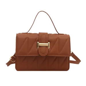 Sac bandoulière matelassé marron avec boucle dorée et sangle ajustable