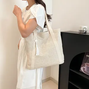 Minimalistische beige geflochtene Tragetasche für Damen mit Quaste und großem Volumen