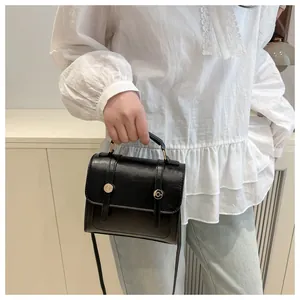 Vue détaillée du sac à main noir en cuir PU avec doubles boucles argentées et anse