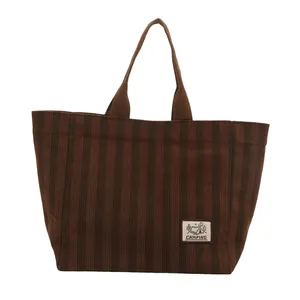 Sac fourre-tout en velours côtelé marron à rayures avec écusson Camping chic
